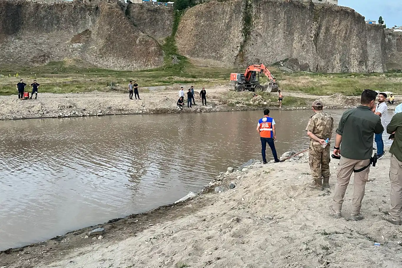 Hayvanları otlattığı sırada suya düşen İran uyruklu çocuk hayatını kaybetti